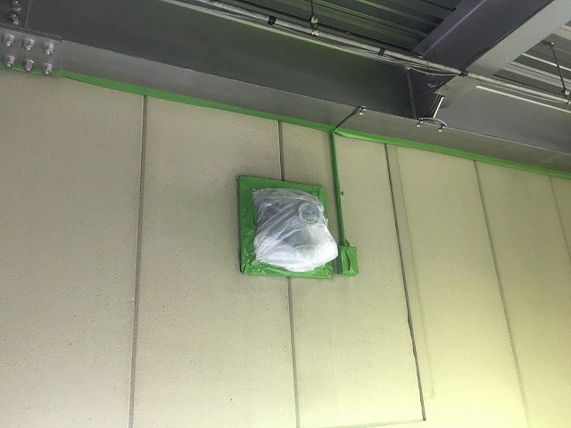 シャッターや柱の金属部分にも、壁用で着用することを確認して、シャッターと柱も同じ下地とペンキを使用しました