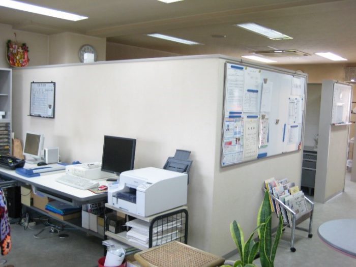 事務所を分断するようにあった壁の撤去前