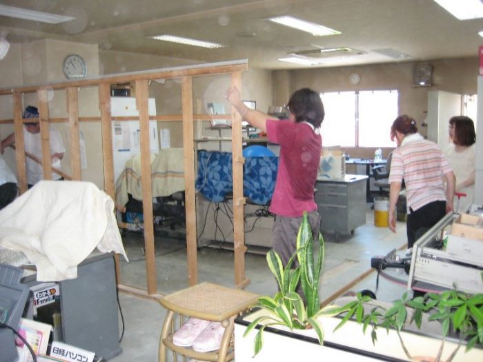 事務所を分断するようにあった壁の撤去後